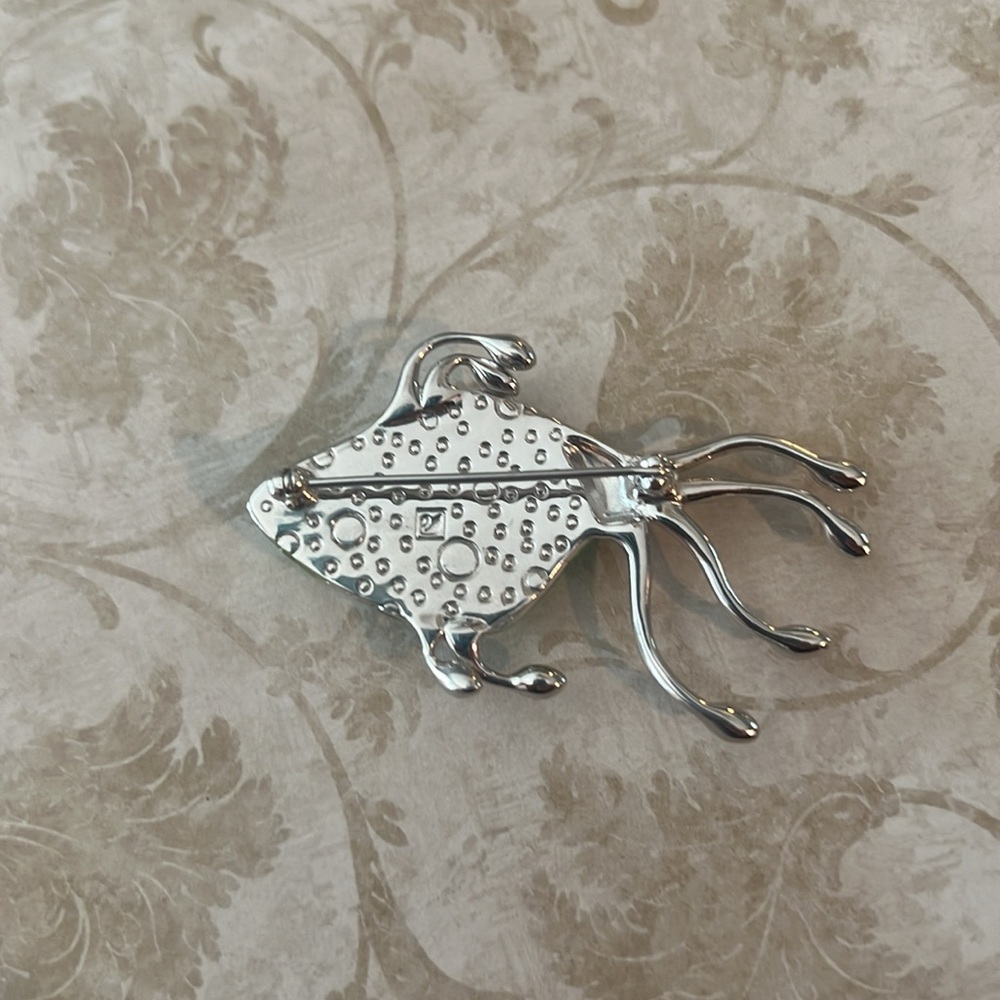 Swarski fish pin. Has a little chip in it. See pictures. - Picture 2 of 4